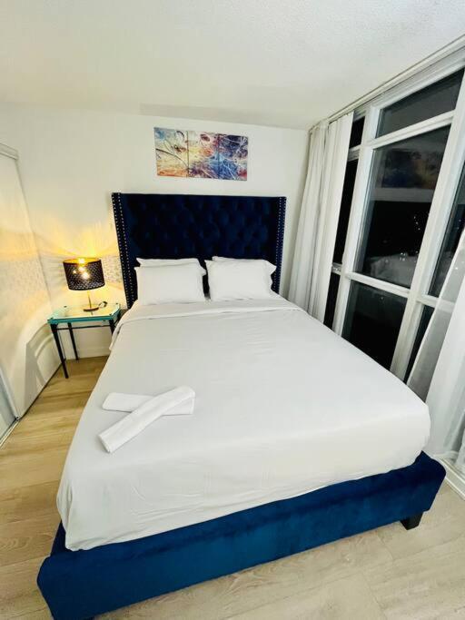 Deluxe Suite Toronto Exterior photo