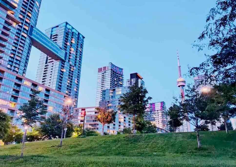 Deluxe Suite Toronto Exterior photo